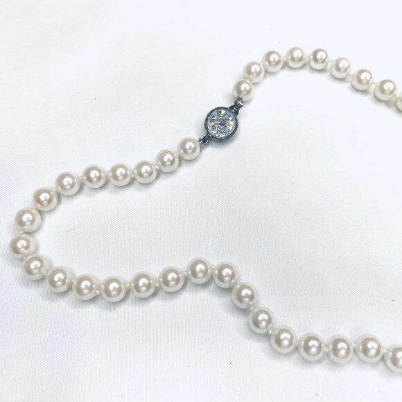 ✨ Vintage 1960s Faux Pearl Necklace w/ Sparkling Crystal Clasp, 45 cm - Picture 2 of 5